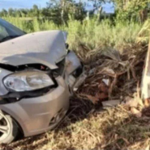 Un exintendente perdió el control de su auto y chocó contra un árbol