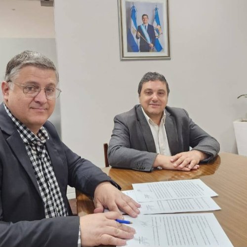 El intendente de 25 de Mayo firmó un convenio clave con el IPV que beneficia a vecinos de Tupelí