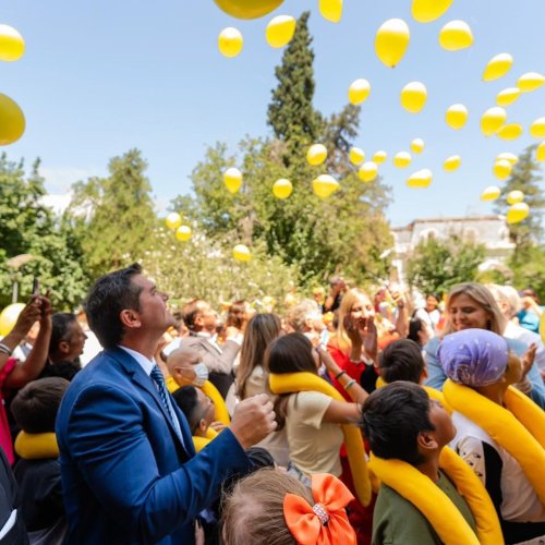 Orrego acompañó la suelta de globos por el Día de la Lucha contra el Cáncer Infantil