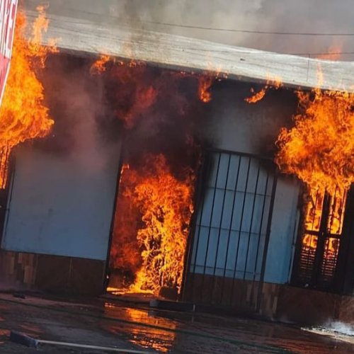 Las llamas no dieron tregua: una casa fue destruida por un incendio en Rawson