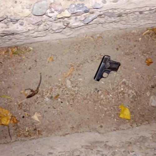 Encuentran arma de fuego abandonada en Santa Lucía y la policía investiga su origen