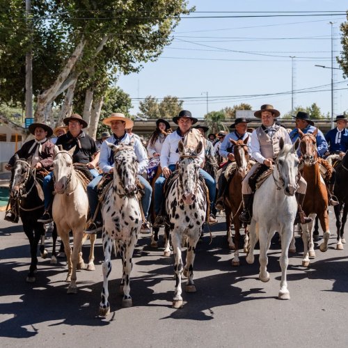 Orrego encabezó una nueva edición de la Cabalgata de la Fe a la Difunta Correa con jinetes de todo el país y Chile