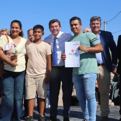 Orrego entregó casas en Sarmiento y anunció la pavimentación de una calle clave en el departamento