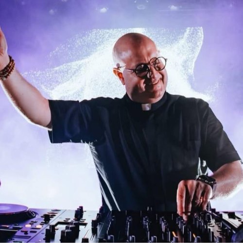 El cura DJ que es sensación global se presentará en Mendoza en octubre