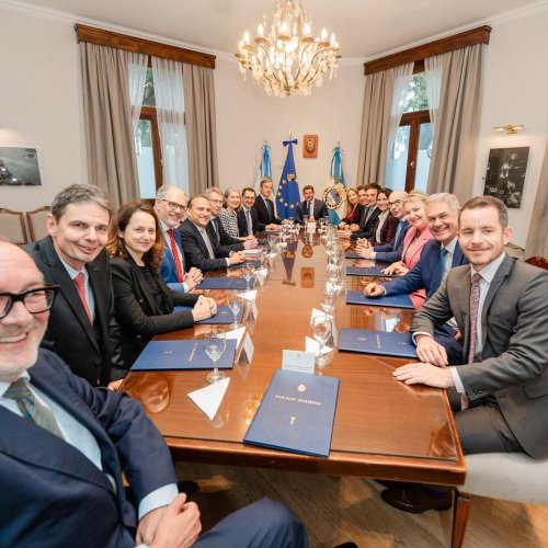 El gobernador Orrego recibió a embajadores europeos en Casa de Gobierno