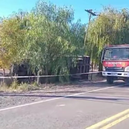 Volcó un camión que trasladaba una cuadrilla en Sarmiento: murió un trabajador