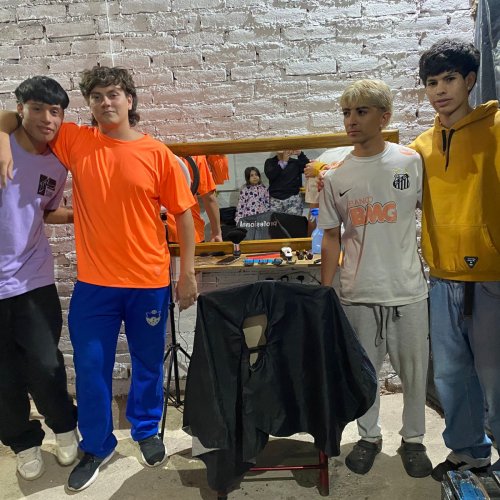 Jóvenes nuevejulinos impulsan su futuro con la apertura de “La 124 Barbershop” en La Majadita