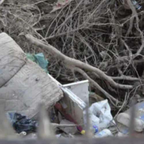 Tiraron un colchón a un canal y los vecinos terminaron inundados: piden mayor conciencia