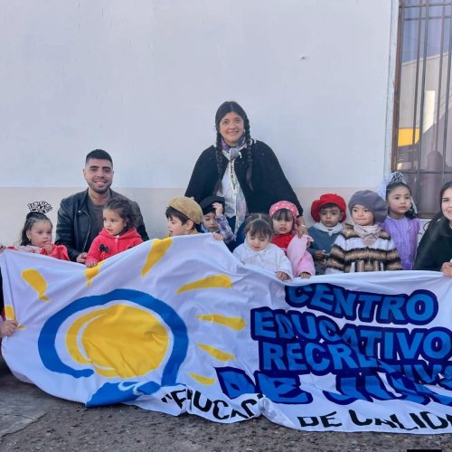 Los pequeños patriotas de Rayitos de Sol recorrieron la villa cabecera