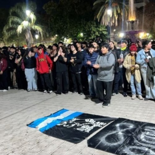 La Plaza 25 de Mayo se vistió de emoción para despedir al Indio