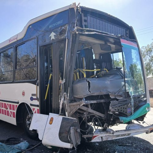 Choque entre un colectivo y un camión en Ruta 20