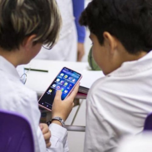 En San Juan, un colegio limitó los celulares durante toda la jornada escolar