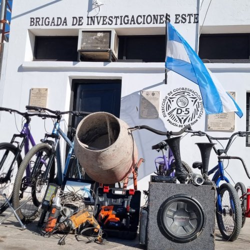 Allanamientos en Barrio Marayes: detuvieron a un hombre y secuestraron droga, herramientas y un arma