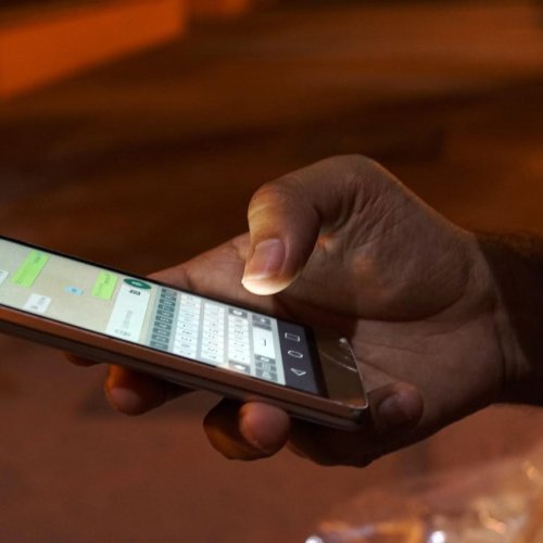 Lo encerró tras un encuentro íntimo y lo extorsionó con divulgar sus chats