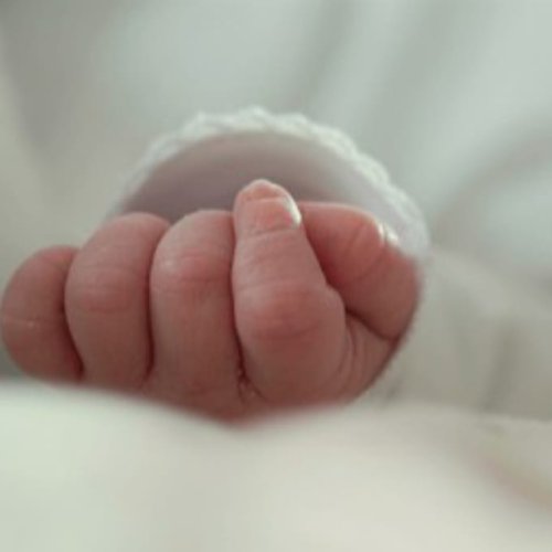Dolor, dudas y una denuncia: asegura que enterraron a otra bebé como si fuera su hija