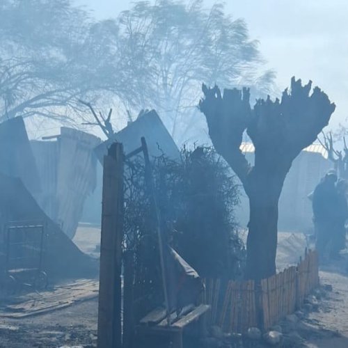 El Zonda no dio tregua: incendios, siete casas destruidas, daños en un corralón y asistencias médicas