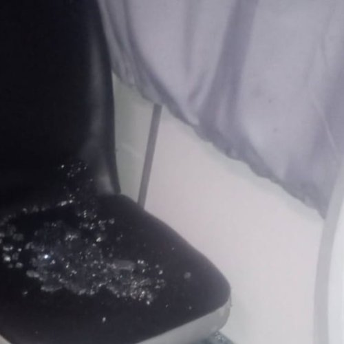 Le tiraron una piedra a colectivo y los vidrios de la ventanilla cayeron sobre un pasajero