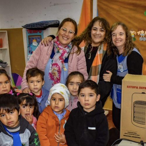 Entrega de estufas al JINZ N°9 en 25 de Mayo.