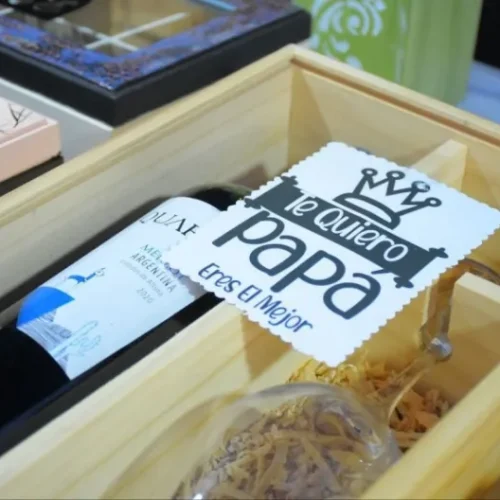 Emprendedores y artesanos ofrecen variedad de regalos por el Día del Padre