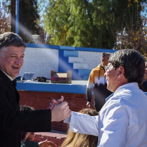 Entrega de medallas, bandas y órdenes de sonido para escuelas de 25 de Mayo