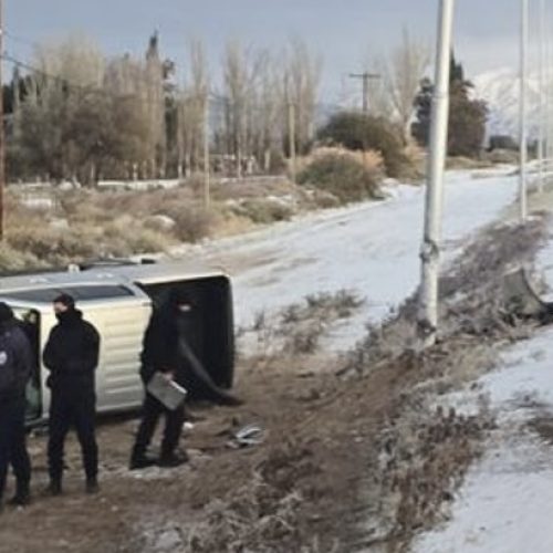Camino al Hospital San Roque: tres profesionales de la salud volcaron por hielo en la calzada