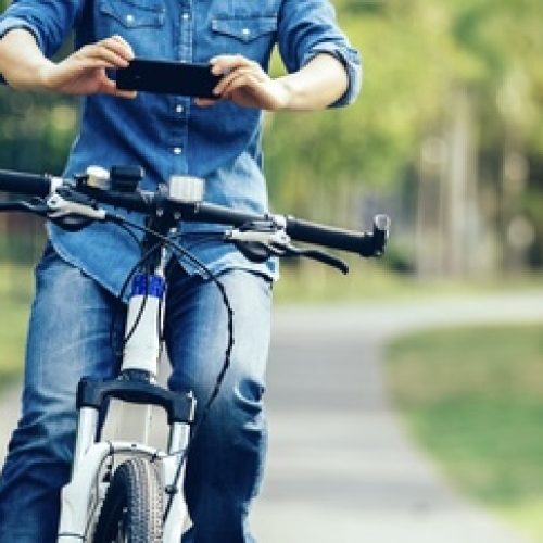 Ciclista distraído por el celular terminó impactando contra un auto