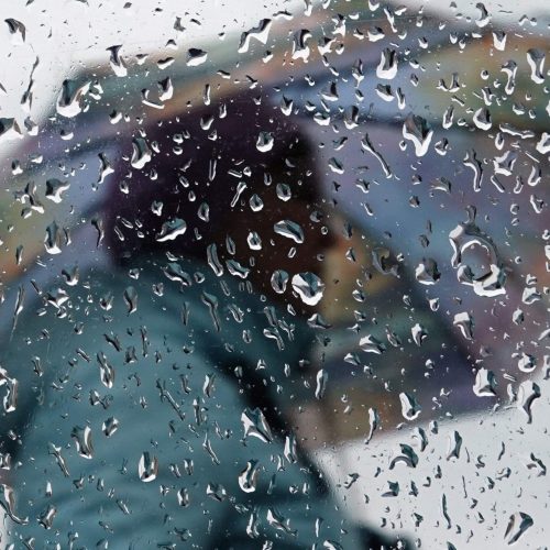 -FOTODELDIA- Podolsk (Rusia) , 24/03/2023.- Vista de la lluvia en un día primaveral en Podolsk, a las afueras de Moscú, Rusia este viernes. EFE/ Maxim Shipenkov
