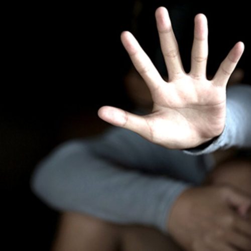 Abusó a la hija de su ex pareja y recibe una condena  sin prisión