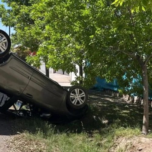 Un hombre le estaba enseñado a manejar a un menor y terminó con el auto dado vuelta