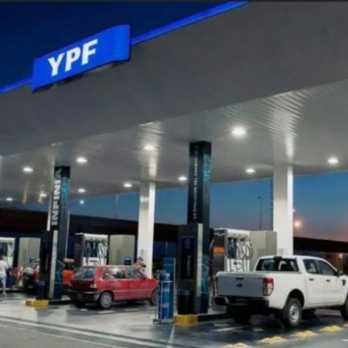 Este lunes el gobierno definirá la baja en el combustible en todo el país: sería la primera en más de cinco años