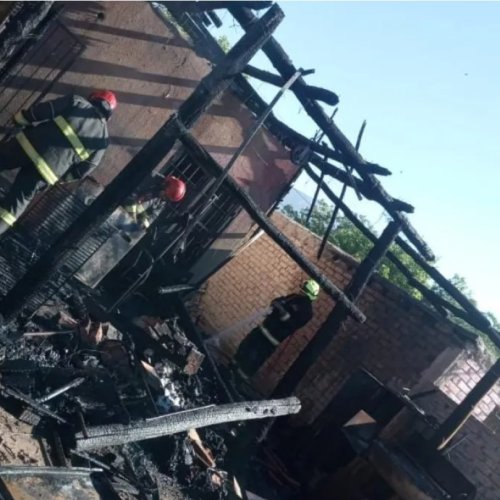 Por un cortocircuito, un incendio arrasó con una habitación de una vivienda