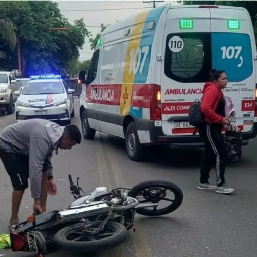 Iba en su moto y sufrió un corte en la cabeza al ser impactada por un automóvil que giró en “U”