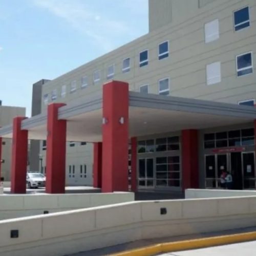 Buscan a la familia de un hombre internado en el Hospital Rawson