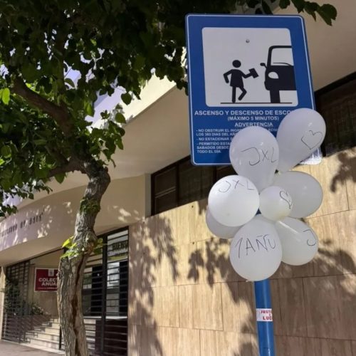 La ciudad amanece llena de globos blancos por Lucía Rubiño