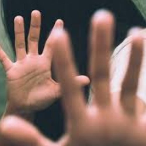Denunció a su madre por pegarle al pedirle que no vivan junto al ‘padrastro’