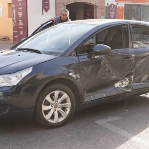 Fuerte choque en Capital, hay una persona herida