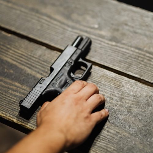 Asistió a la escuela con un arma cargada y cuchillos
