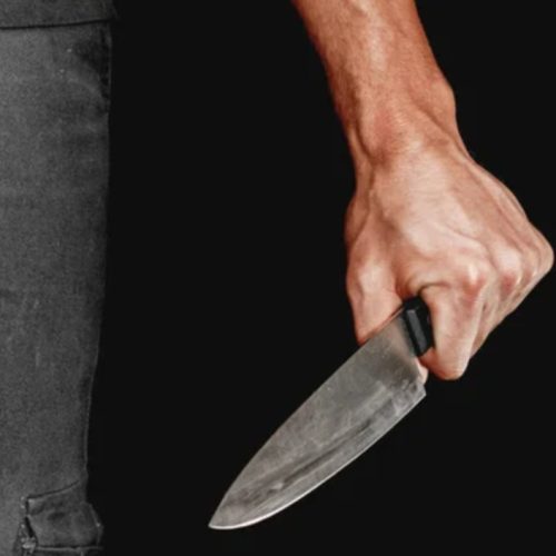 Denuncian a un profesor por usar un cuchillo en un “juego” con un alumno