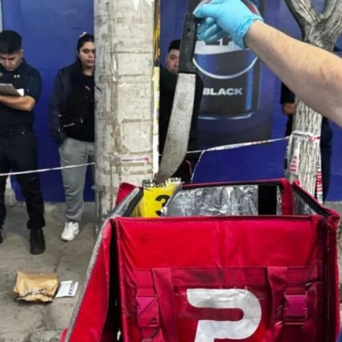 Una discusión que terminó en un policía disparándole a un delivery