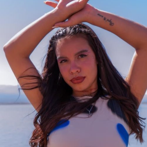 Abril Pelaitay cantante de 9 de julio en el escenario central del “FestiJoven 2025”