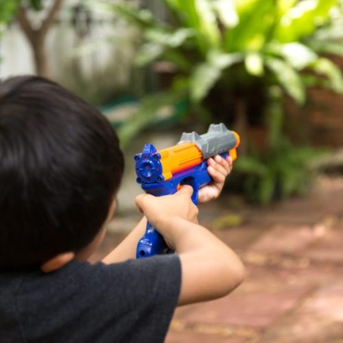 Preocupación en un colegio por qué un niño llevo un arma de juguete