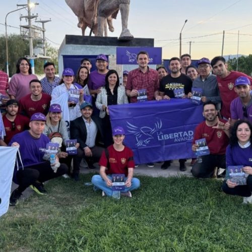 Rawson se vistió de violeta: exitosa caminata de los candidatos de la Libertad Avanza