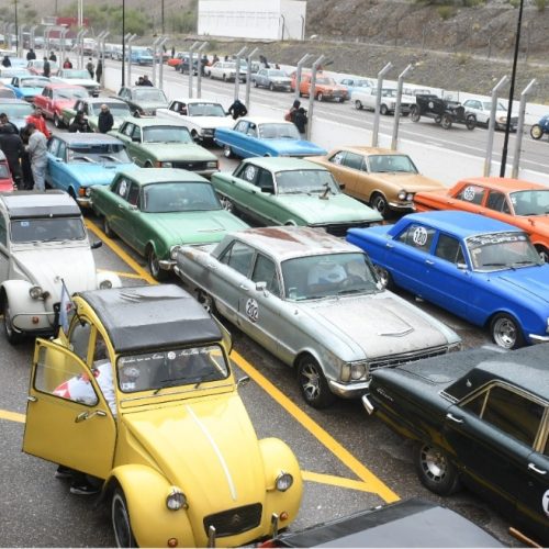 Encuentro Aniversario de autos clásicos en el estacionamiento del velódromo