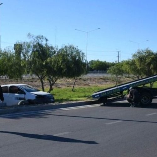 Se distrajo en plena ruta y chocó contra el guardarrail