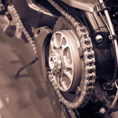 Un nene perdió dos dedos trás meter la mano en la cadena de una moto