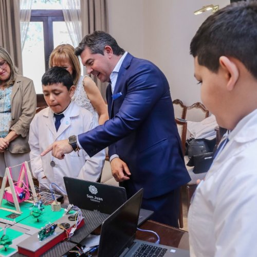 Orrego recibió a los alumnos sanjuaninos ganadores del primer premio nacional de robótica
