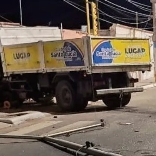 Un camión municipal se estrelló contra una casa