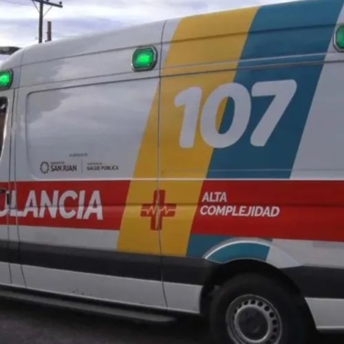 Un hombre pelea por su vida tras chocar y ser aplastado por un tractor