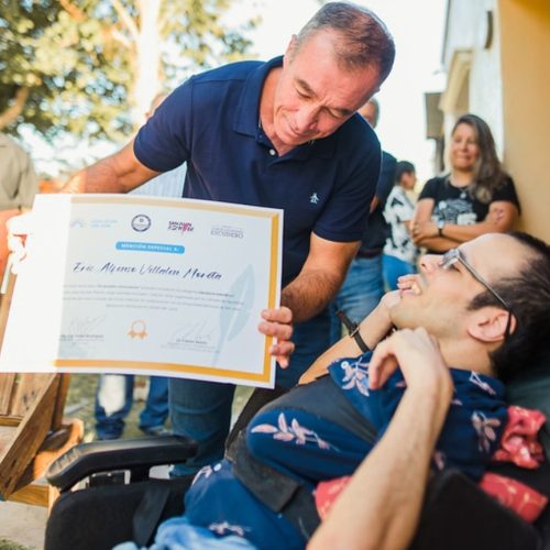 San Juan Escribe: el vicegobernador entregó el certificado de participación a un vallisto