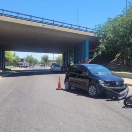 Un motociclista fue atropellado por un auto en Santa Lucía